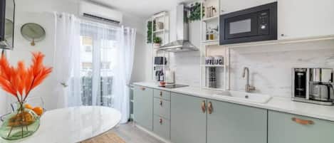 Fridge, microwave, stovetop, dishwasher