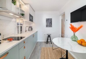 Frigorífico, microondas, placa de cocina y lavavajillas