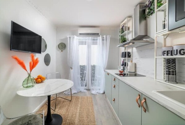 Fridge, microwave, stovetop, dishwasher