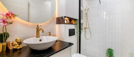 Douche, séchoir à cheveux, serviettes fournies, savon