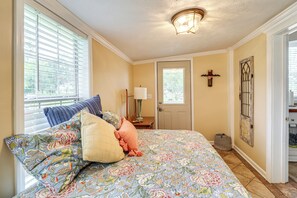 2 bedrooms, iron/ironing board, internet, bed sheets