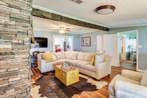 TV, fireplace, DVD player, books - Lakefront Jonesville Cabin w/ Dock + Fire Pit! (Jonesville)