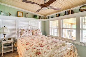 2 bedrooms, iron/ironing board, WiFi, bed sheets