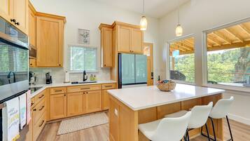 Réfrigérateur, micro-ondes, plaque de cuisson, cafetiÚre/bouilloire