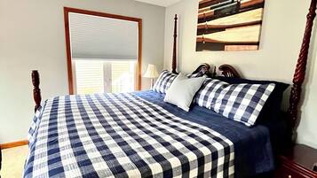 4 bedrooms, iron/ironing board, WiFi, bed sheets