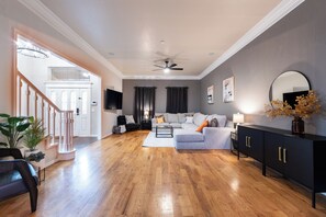 Smart TV, chimenea, futbolito y libros 