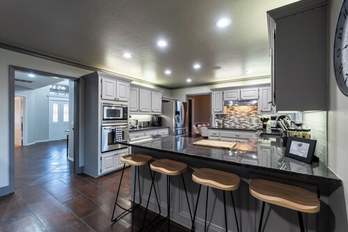 GAILLARDIA COUNTRY CLUB⛳THREE KING BEDS🛏️HEATED POOL🏊HOT TUB♨️POOL TABLE🎱🏀