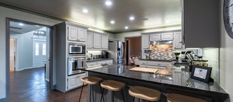 GAILLARDIA COUNTRY CLUB⛳THREE KING BEDS🛏️HEATED POOL🏊HOT TUB♨️POOL TABLE🎱🏀