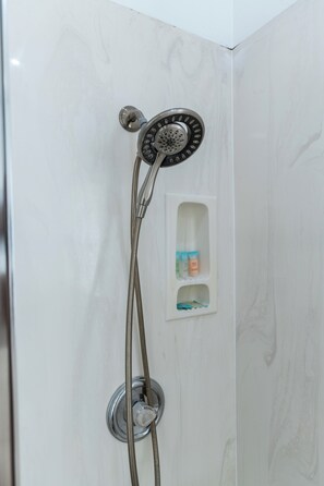 Haartrockner, Handtücher, Seife, Shampoo
