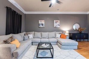 TV connectée, cheminée, baby-foot, livres