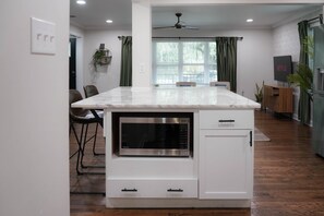 Interior - Savannah Lux -Htd Pool, Ht Tub, Mini Golf, Firepit (Savannah)