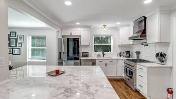 Een koelkast, een magnetron, een oven, een kookplaat