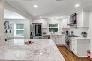 ثلاجة، ميكروويف، فرن، موقد طهي مسطح