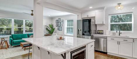 Kjøleskap, mikrobølgeovn, ovn og kokeplater