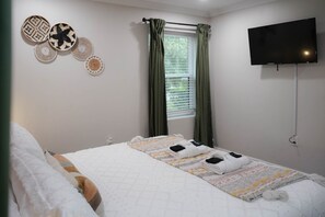 4 slaapkamers, een bureau, een strijkplank/strijkijzer, reisbedje