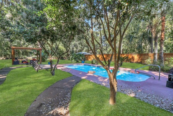 حمّام سباحة مُدفَّأ