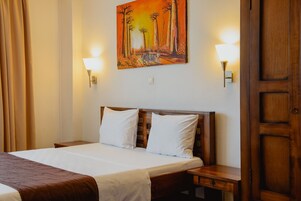 Minibar, decoración personalizada, muebles diferentes y escritorio 