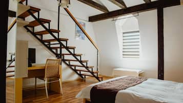 Minibar, decoración personalizada, muebles diferentes y escritorio