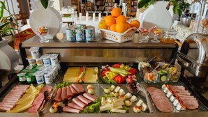 朝食 (ビュッフェ)、毎日提供 (有料)