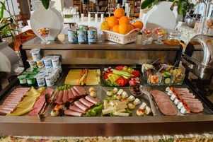 Desayuno buffet diario (EUR 10 por persona)