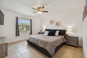 2 habitaciones, tabla de planchar con plancha, cuna de viaje y wifi