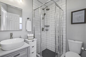 Dusche, Haartrockner, HandtĂŒcher, Seife