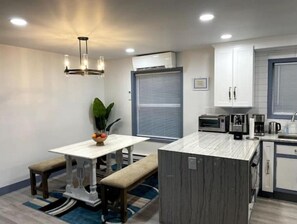 Réfrigérateur, micro-ondes, plaque de cuisson, cafetière/bouilloire