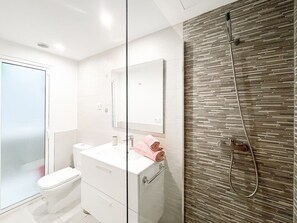 Douche, sèche-cheveux, serviettes fournies, savon