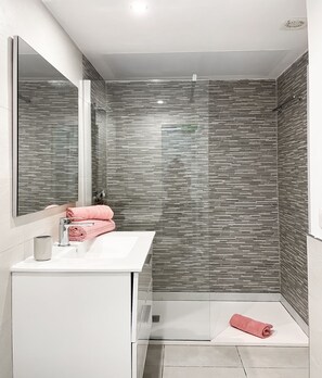 Dusche, Haartrockner, Handtücher, Seife
