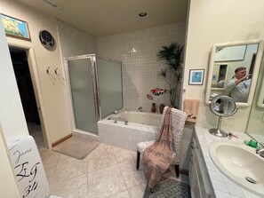 Shower, hair dryer, towels, soap - The Giraffe Condo w/ Amazing Lake and Mountain Views (Rancho Mirage)