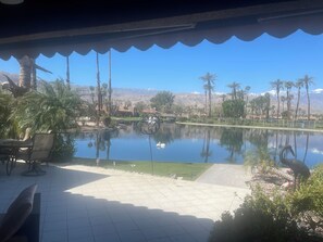 Outdoor dining - The Giraffe Condo w/ Amazing Lake and Mountain Views (Rancho Mirage)