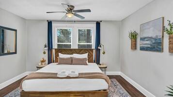 3 chambres, bureau, fer et planche Ă repasser, lit parapluie