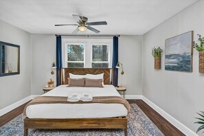 3 bedrooms, desk, iron/ironing board, travel cot - Revamped 3BR Oasis on Forest Dr (Columbia)