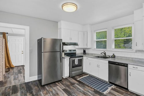 Revamped 3BR Oasis on Forest Dr