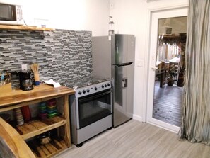 Frigorífico, microondas, horno y placa de cocina