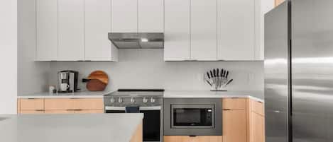 Frigorifero, microonde, forno, piano cottura