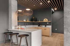 Fridge, microwave, oven, stovetop - The Songbird at Hyve: Rock, Swim, Walk to Broadway | Pool & balcony (Nashville)