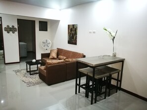 Traditional-Apartment | Wohnbereich | 40-Zoll-Smart-TV mit Kabelempfang, Netflix, Streaming-Dienste