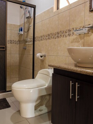 Traditional Apartment | Bathroom - Aptos Casa Caribe CR (Limón)
