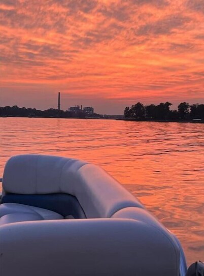 Lakefront, amazing views, boat rental