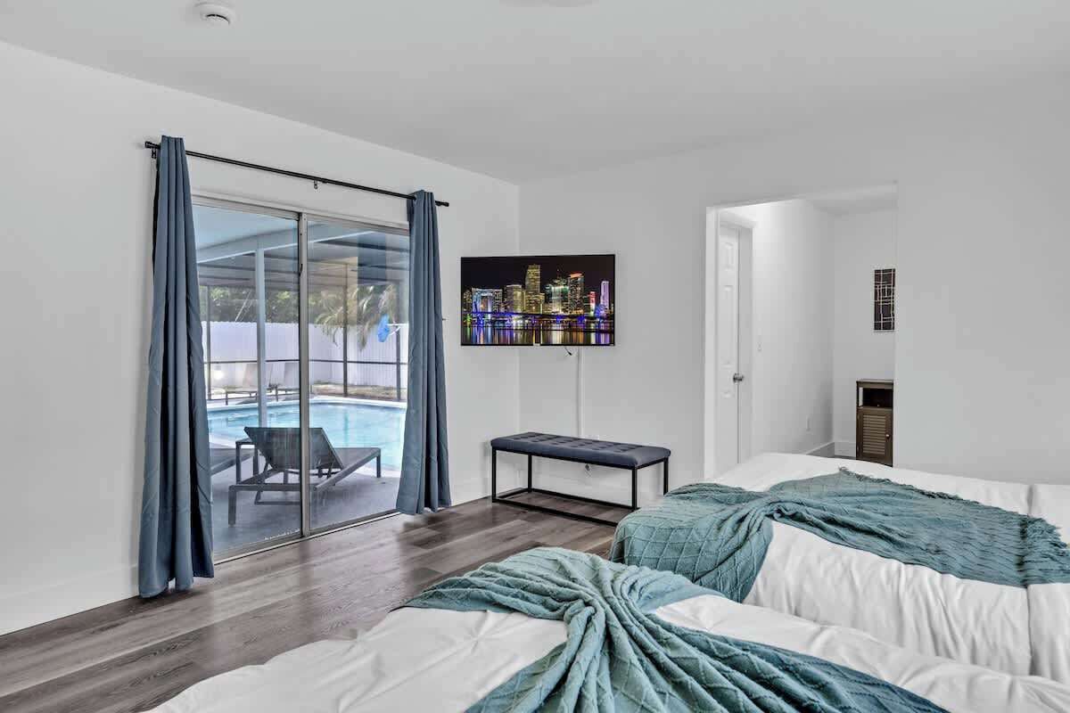 4 habitaciones, escritorio y tabla de planchar con plancha 