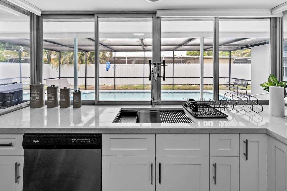 Kylskåp, mikrovågsugn, ugn och spishäll