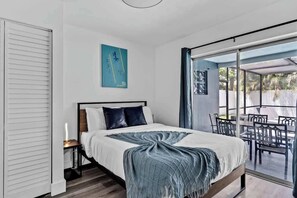 4 bedrooms, desk, iron/ironing board, travel cot - 4BR Getaway + Pool + Game Room, 18-mins to Ocean (Miramar)