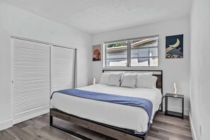 4 Schlafzimmer, Schreibtisch, Bügeleisen/Bügelbrett, Reisekinderbett