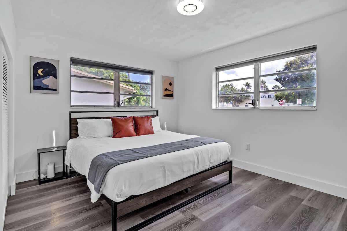 4 bedrooms, desk, iron/ironing board, travel crib