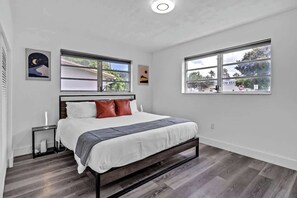 4 Schlafzimmer, Schreibtisch, Bügeleisen/Bügelbrett, Reisekinderbett