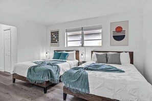 4 bedrooms, desk, iron/ironing board, travel cot - 4BR Getaway + Pool + Game Room, 18-mins to Ocean (Miramar)