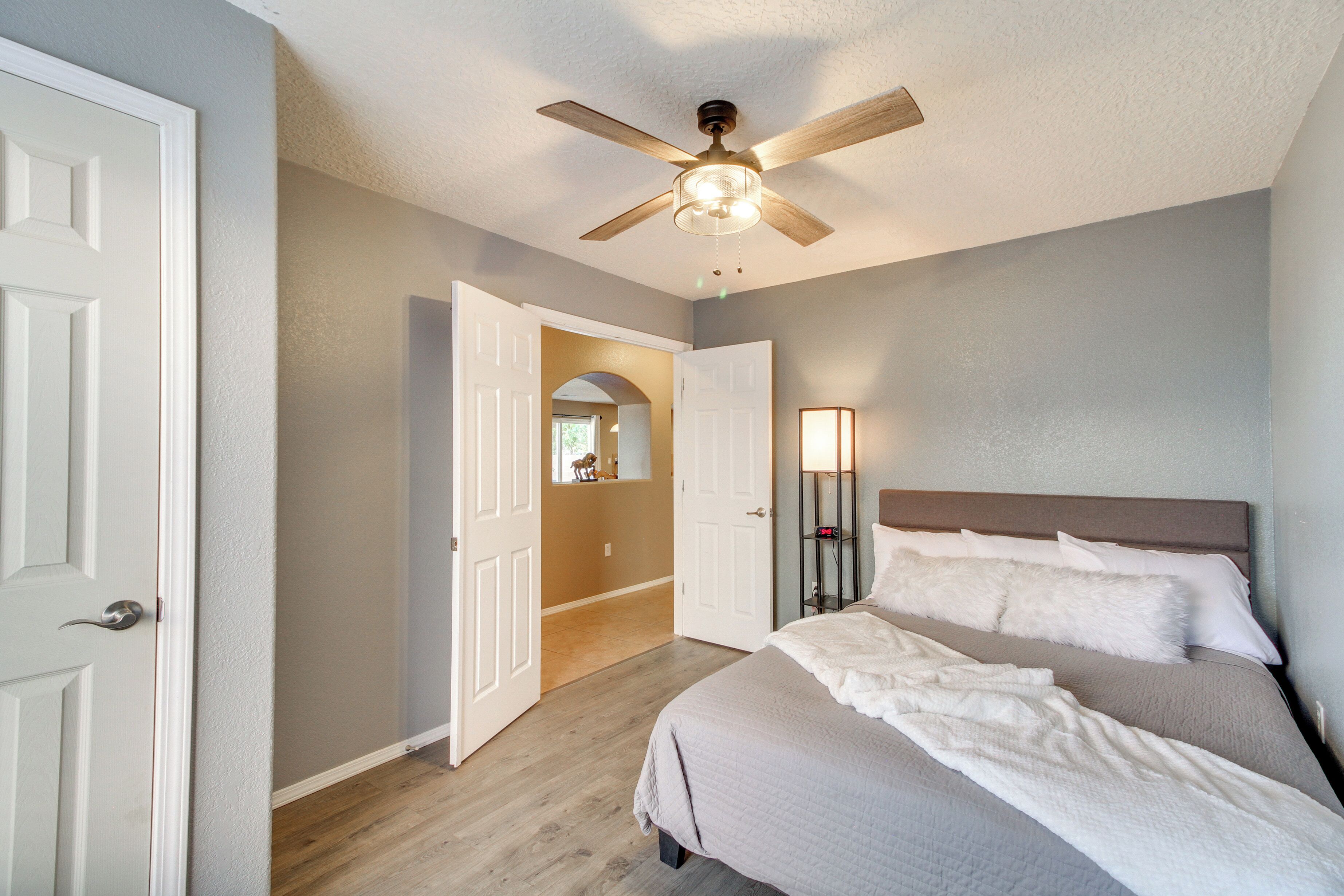 6 Schlafzimmer, Schreibtisch, Bügeleisen/Bügelbrett, Reisekinderbett