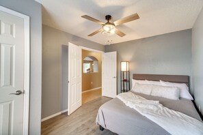 6 Schlafzimmer, Schreibtisch, Bügeleisen/Bügelbrett, Reisekinderbett