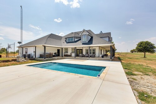 Unwind Fireside: Wills Point Gem w/ Hot Tub & Pond